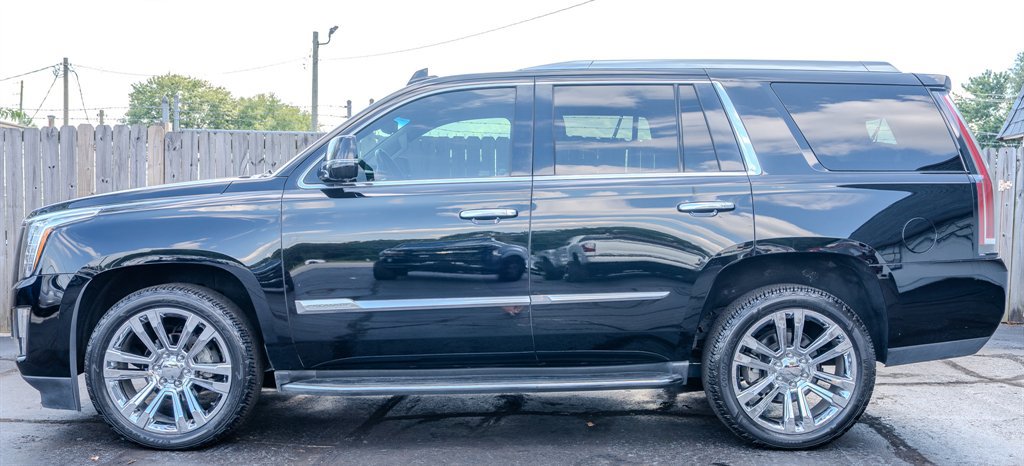 Used 2016 Cadillac Escalade Luxury image 2