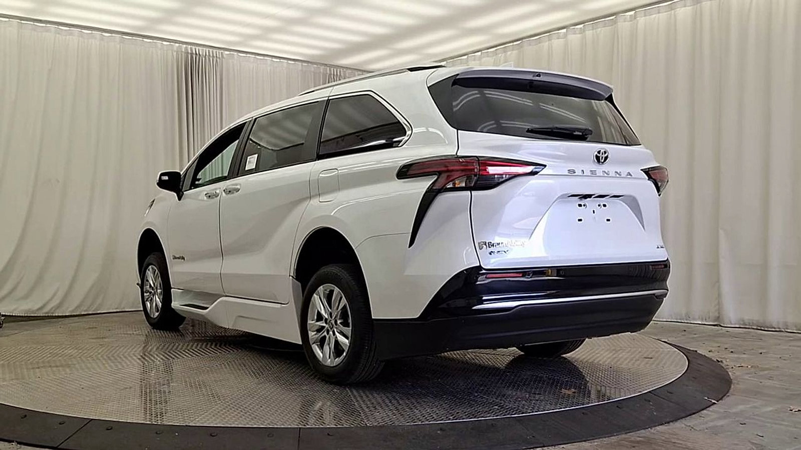 Used 2026 Toyota Sienna Limited FWD image 9