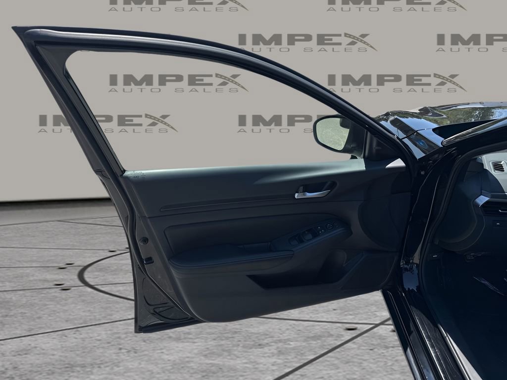 Used 2025 Nissan Altima 2.5 SV FWD image 22