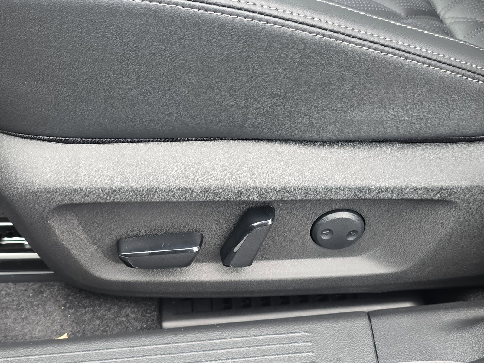 New 2026 Nissan Rogue Platinum image 13