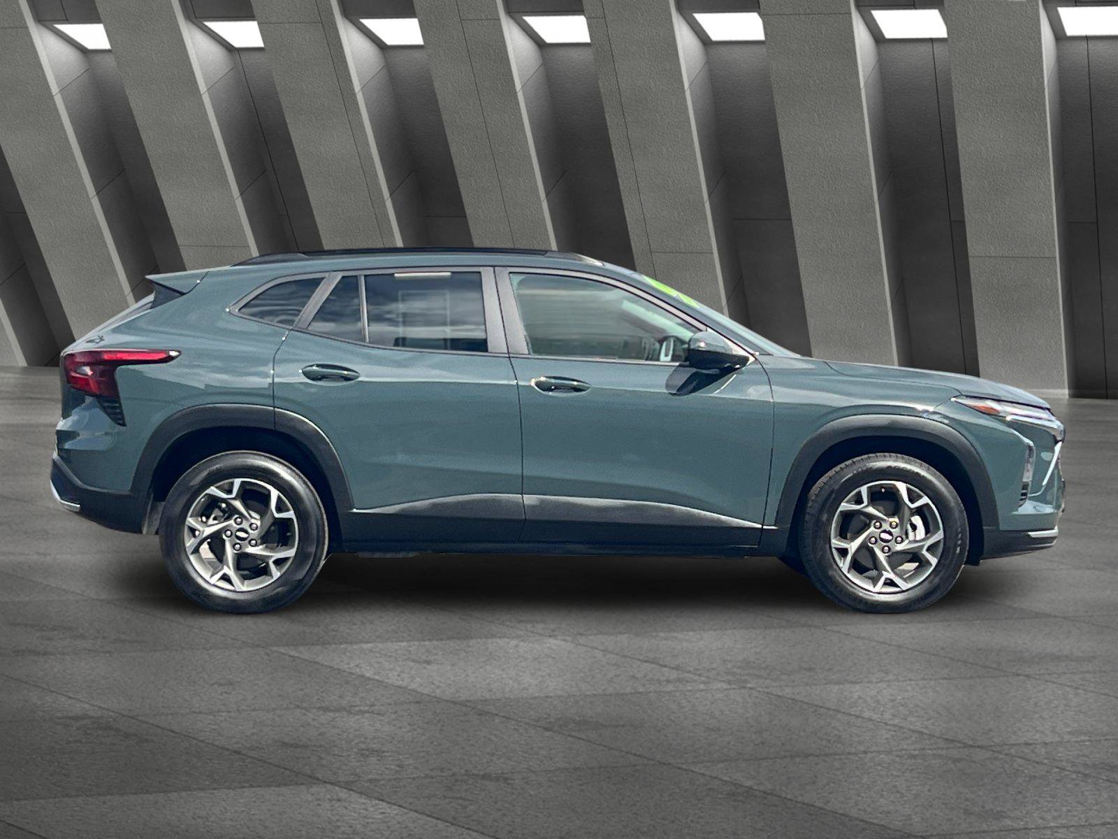 Used 2025 Chevrolet Trax LT w/ LT Convenience Package FWD image 2