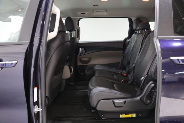 Used 2025 Kia Carnival FWD image 30