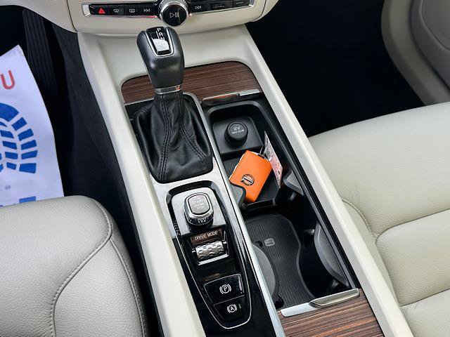 Used 2021 Volvo XC60 T5 Momentum w/ Premium Package image 26