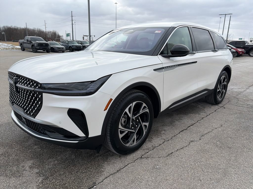 Used 2025 Lincoln Nautilus Premier image 3