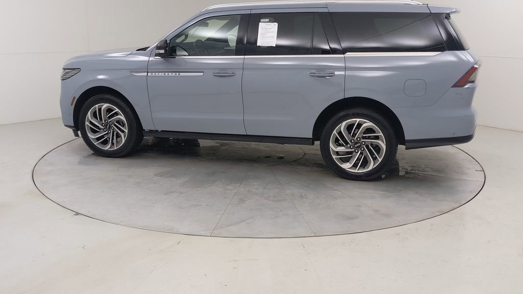 Used 2025 Lincoln Navigator Reserve image 20