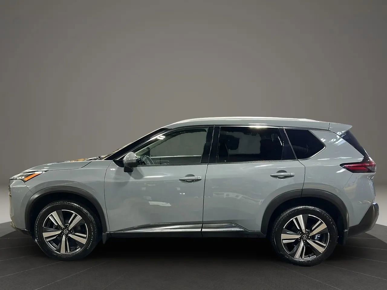 Used 2021 Nissan Rogue SL w/ Premium Package image 2