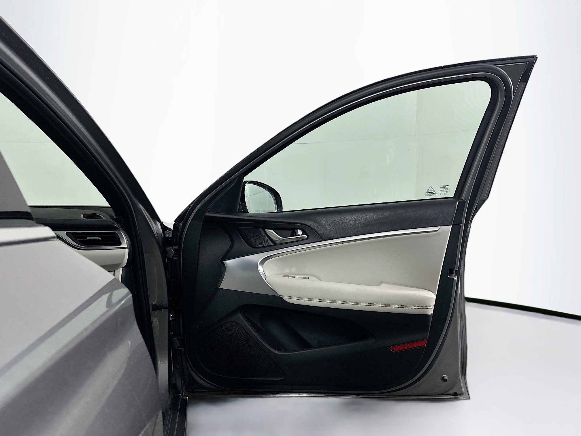 Used 2025 Genesis G70 2.5T image 33