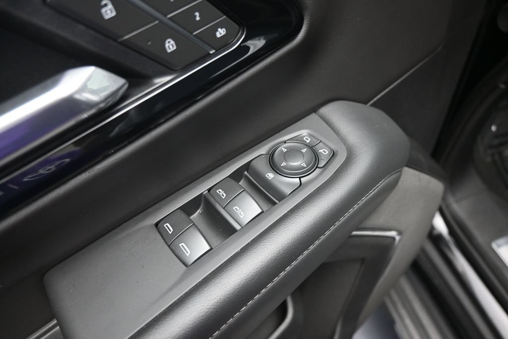 Used 2025 Chevrolet Suburban LT AWD/4WD image 19