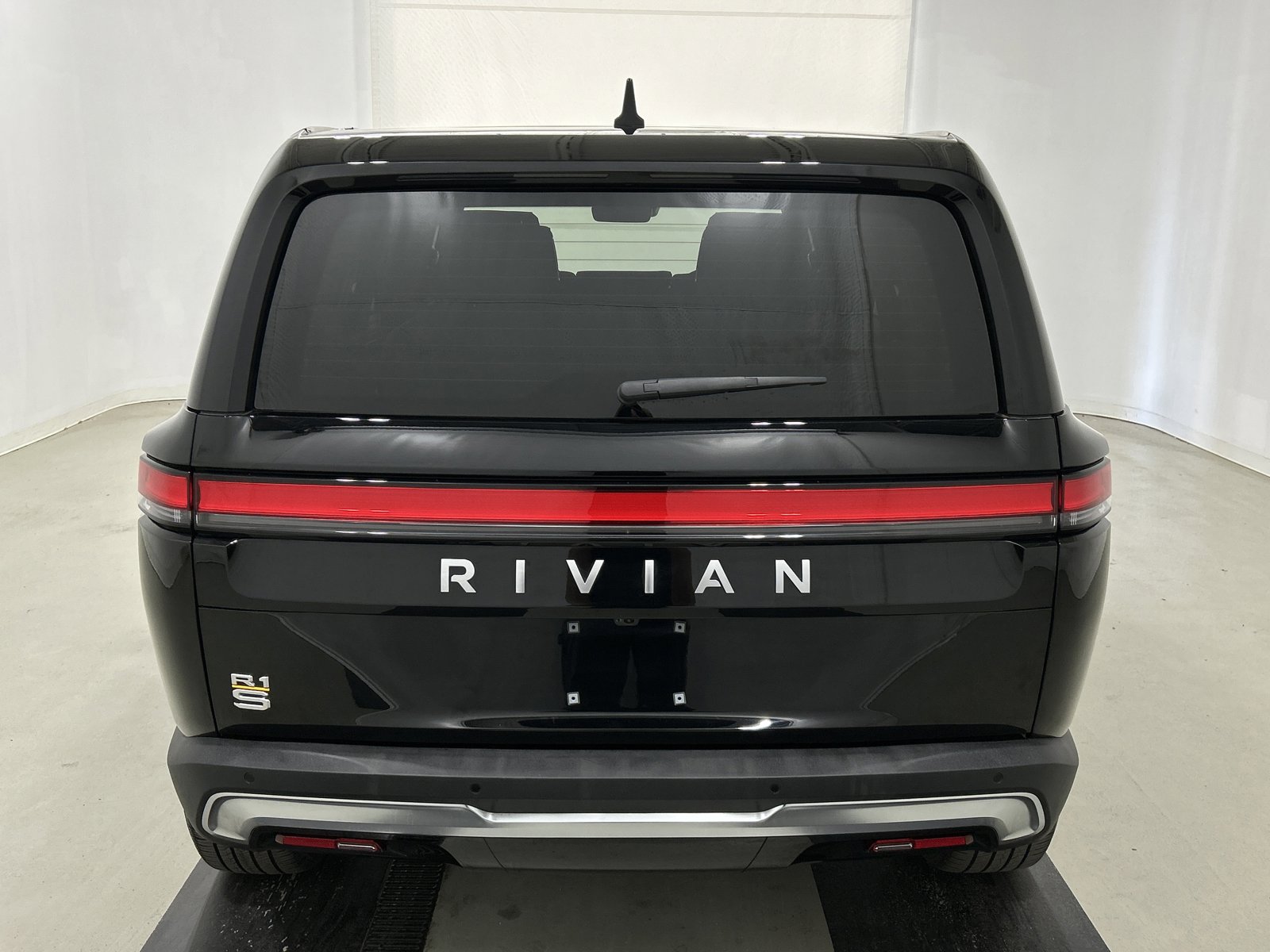 Used 2024 Rivian R1S Adventure AWD/4WD image 4