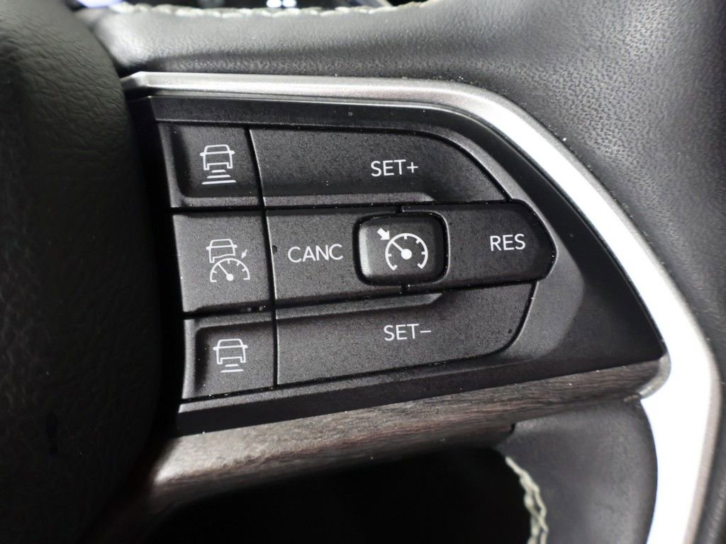 Used 2023 Jeep Grand Cherokee Limited w/ Black Appearance Package AWD/4WD image 40