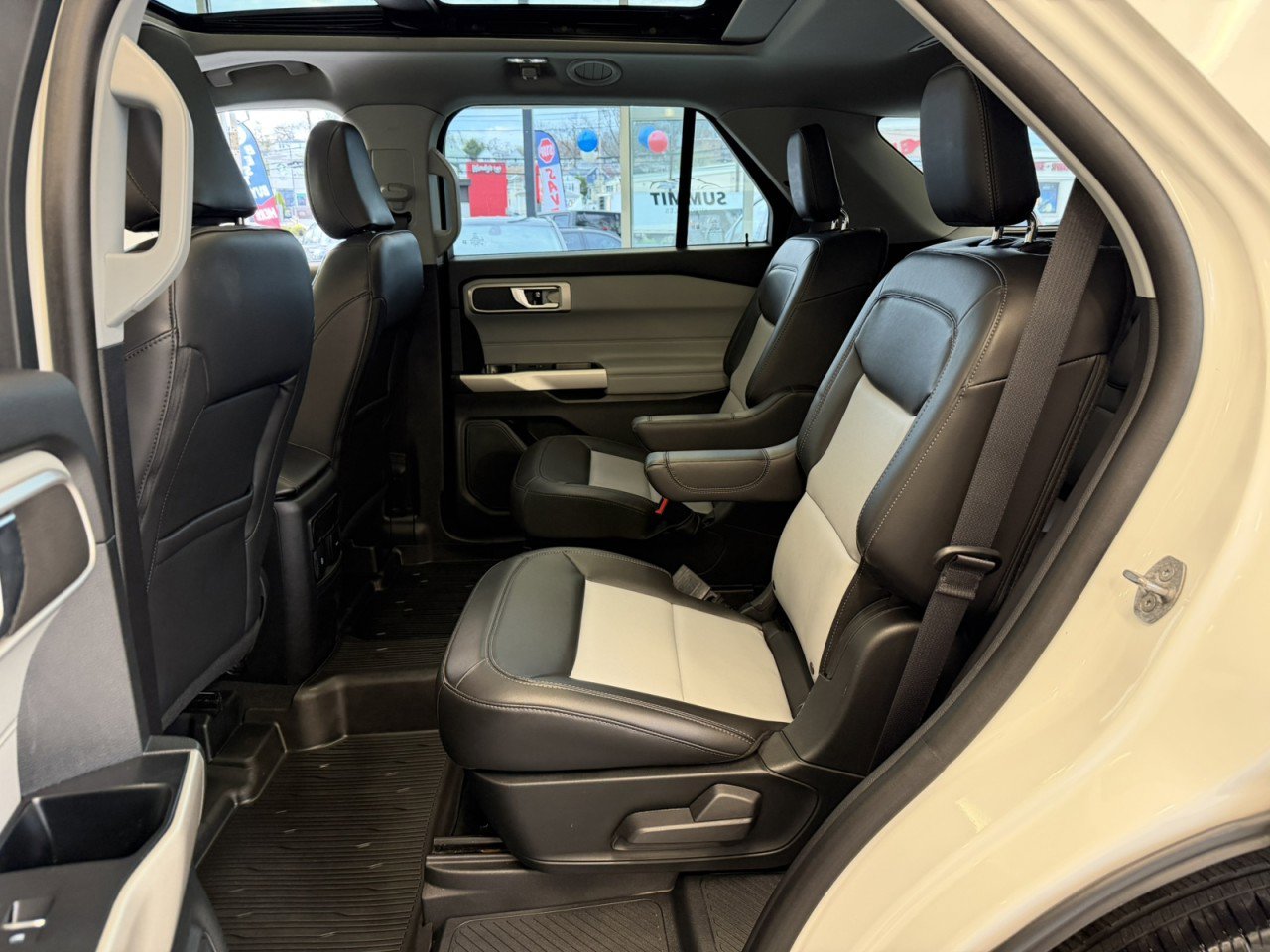 Used 2022 Ford Explorer XLT w/ Equipment Group 202A AWD/4WD image 34