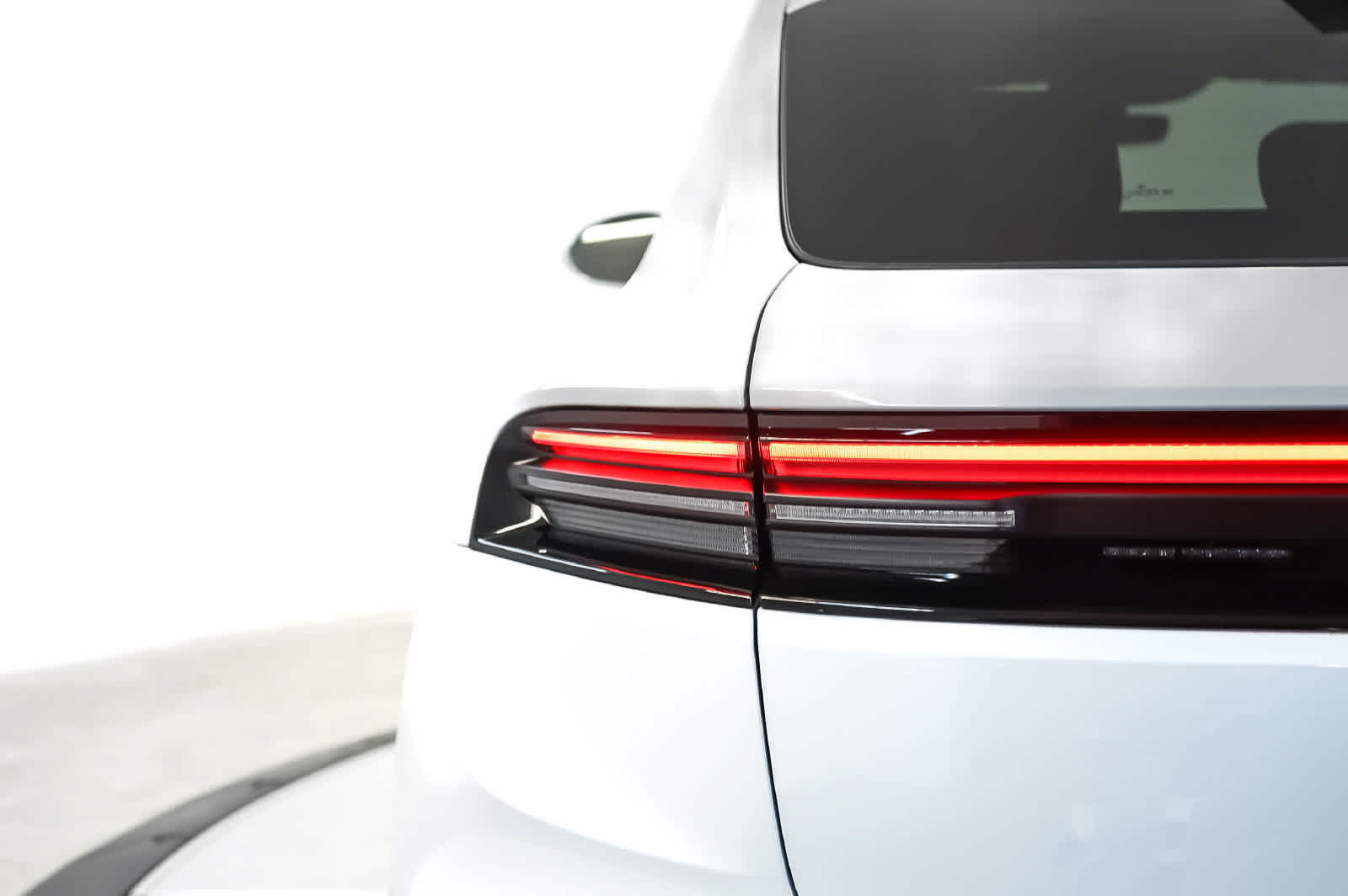 Certified 2025 Porsche Macan 4S Electric AWD/4WD image 11