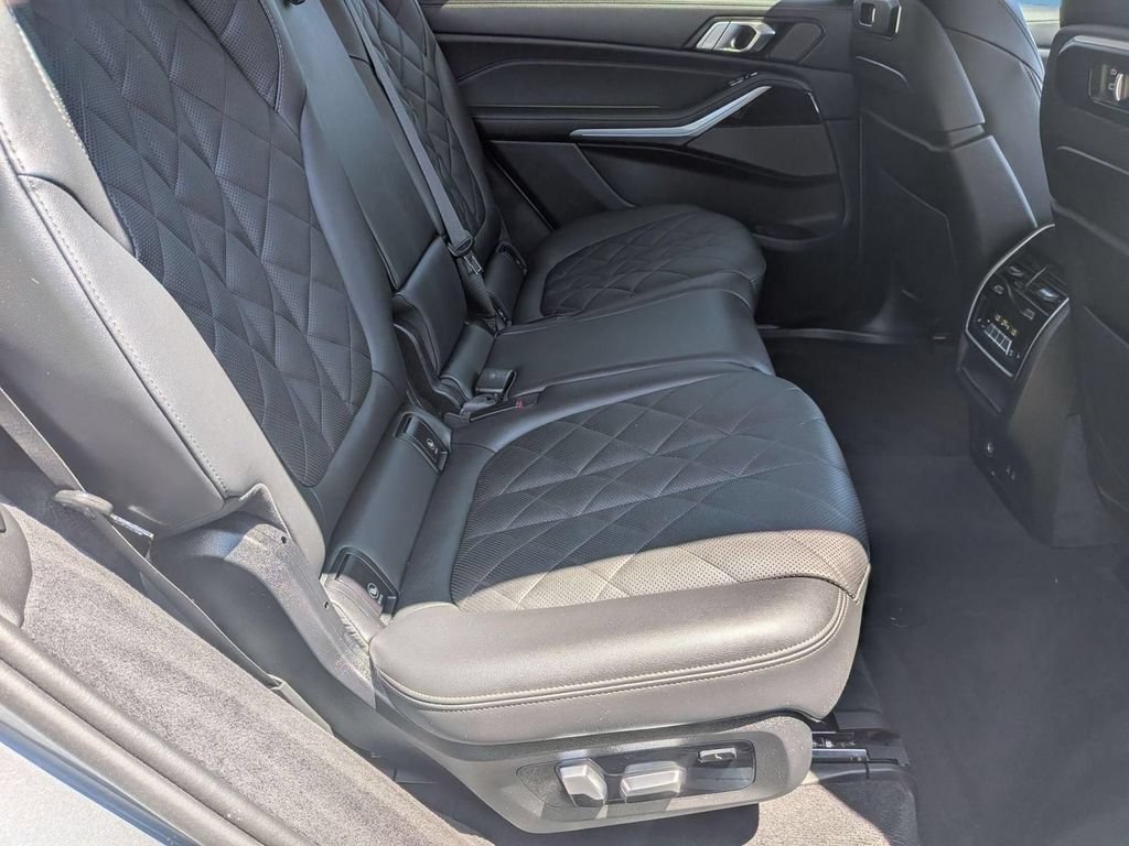 Used 2025 BMW X7 xDrive40i w/ Premium Package AWD/4WD image 28