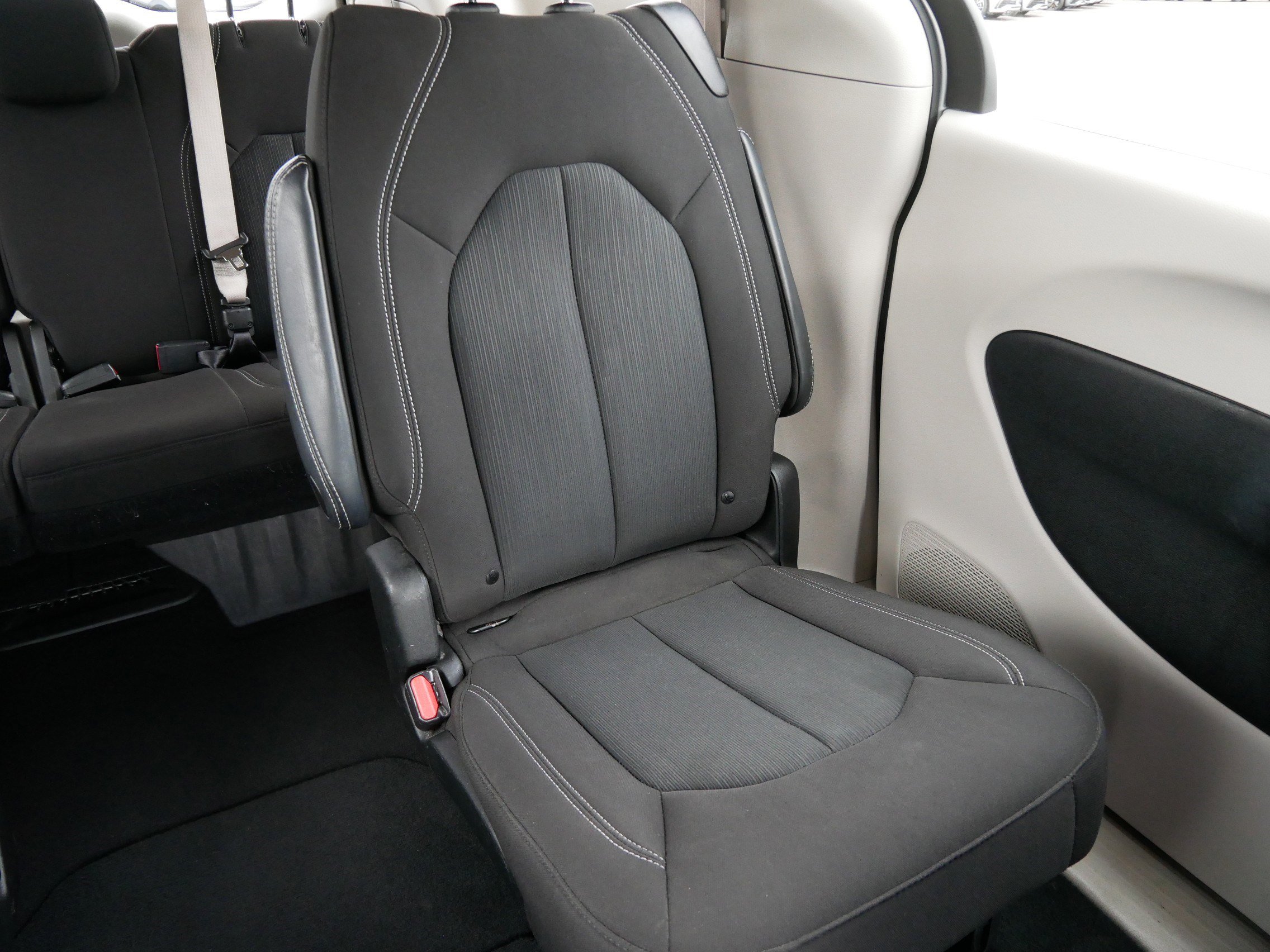 Used 2023 Chrysler Voyager LX image 14