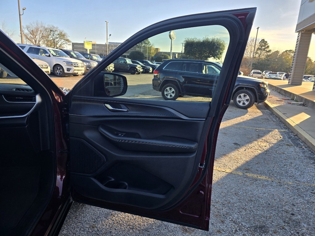 Used 2024 Jeep Grand Cherokee Laredo image 16