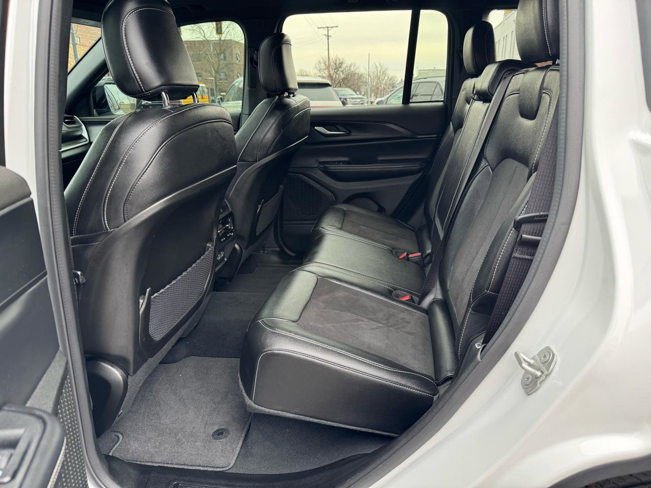 Used 2024 Jeep Grand Cherokee Altitude image 9