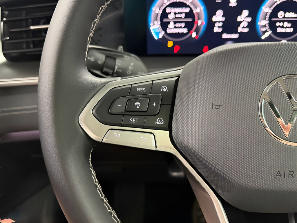 New 2025 Volkswagen Tiguan SE image 13