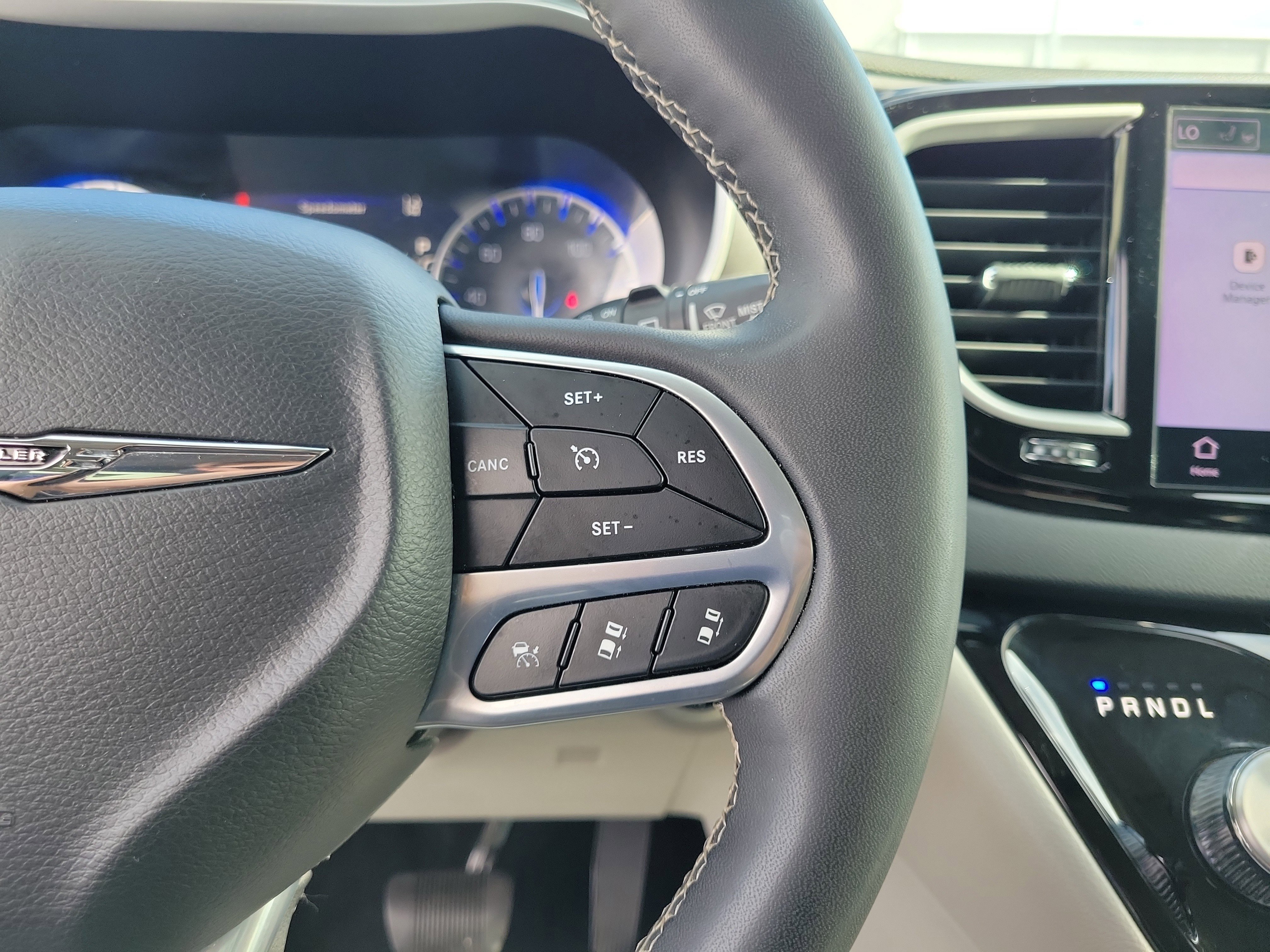 Used 2023 Chrysler Pacifica Touring-L image 23