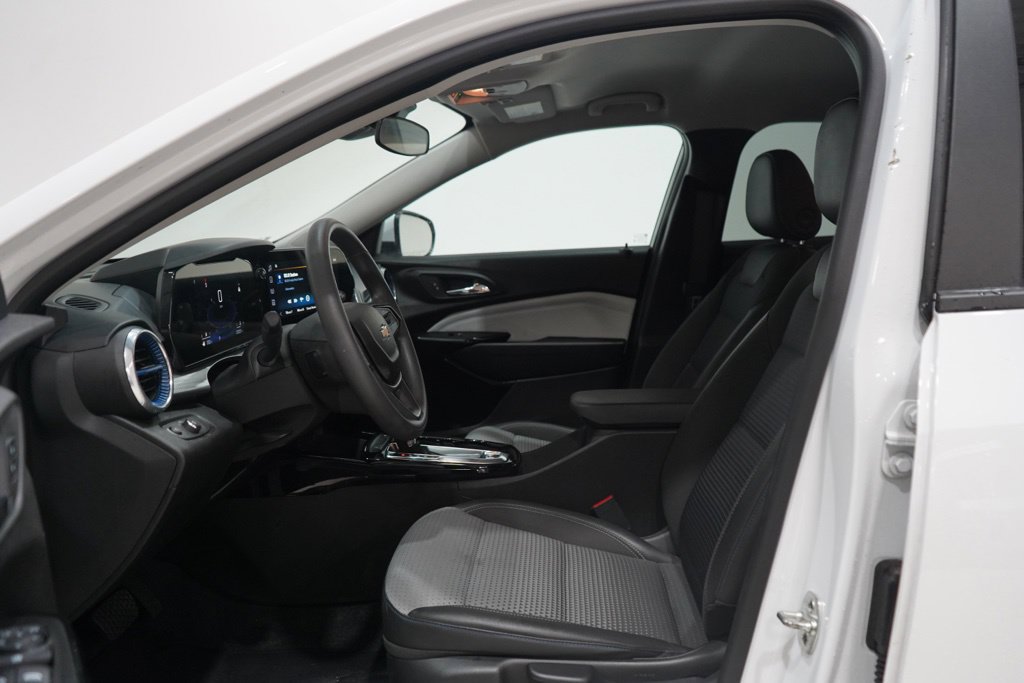 Used 2025 Chevrolet Trax LT FWD image 12
