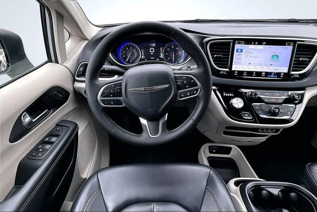 Used 2023 Chrysler Pacifica Touring-L image 8