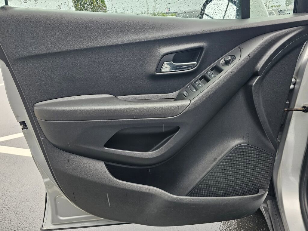 Used 2018 Chevrolet Trax LS AWD/4WD image 19