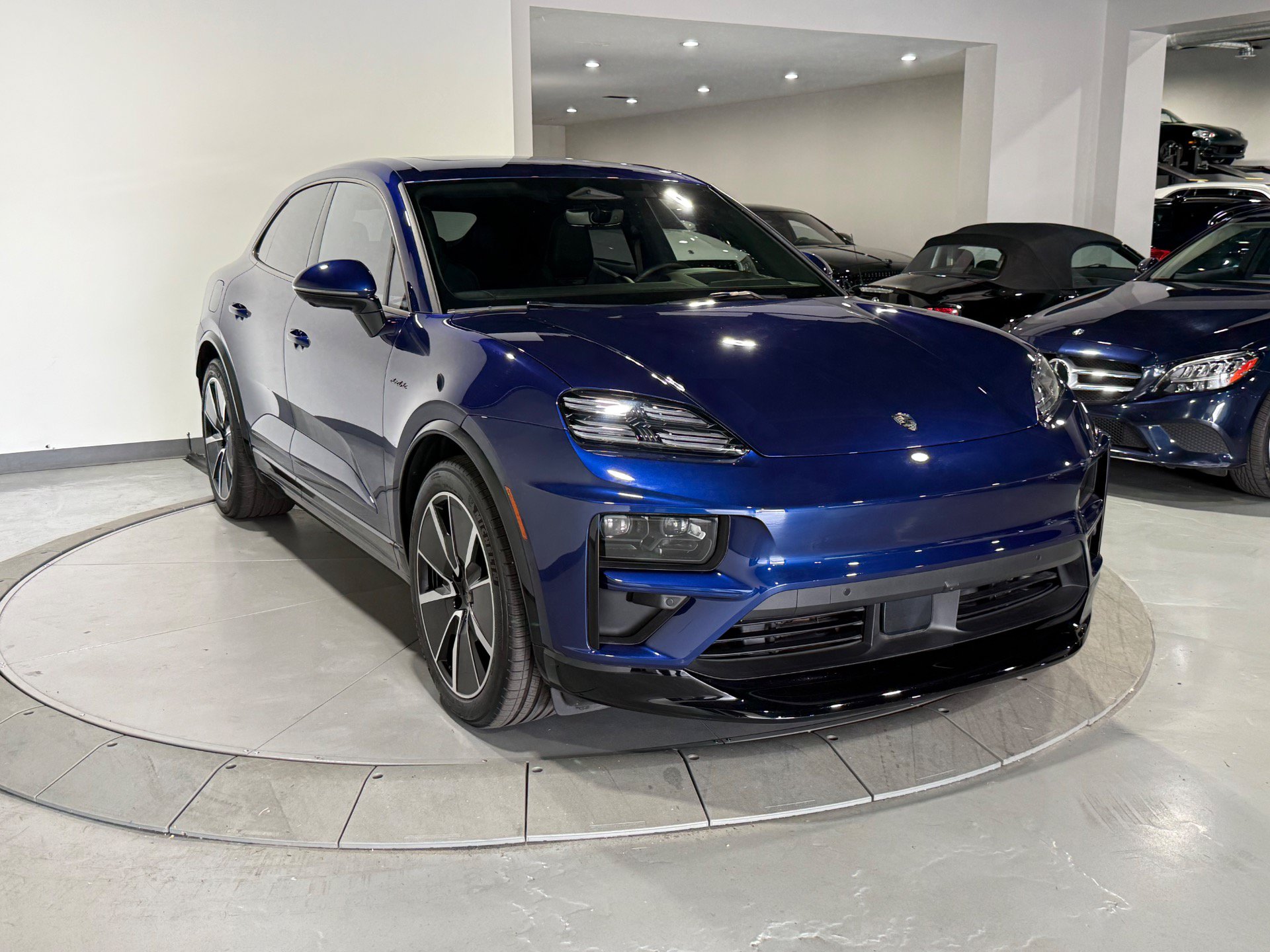 Used 2024 Porsche Macan Turbo Electric AWD/4WD image 10