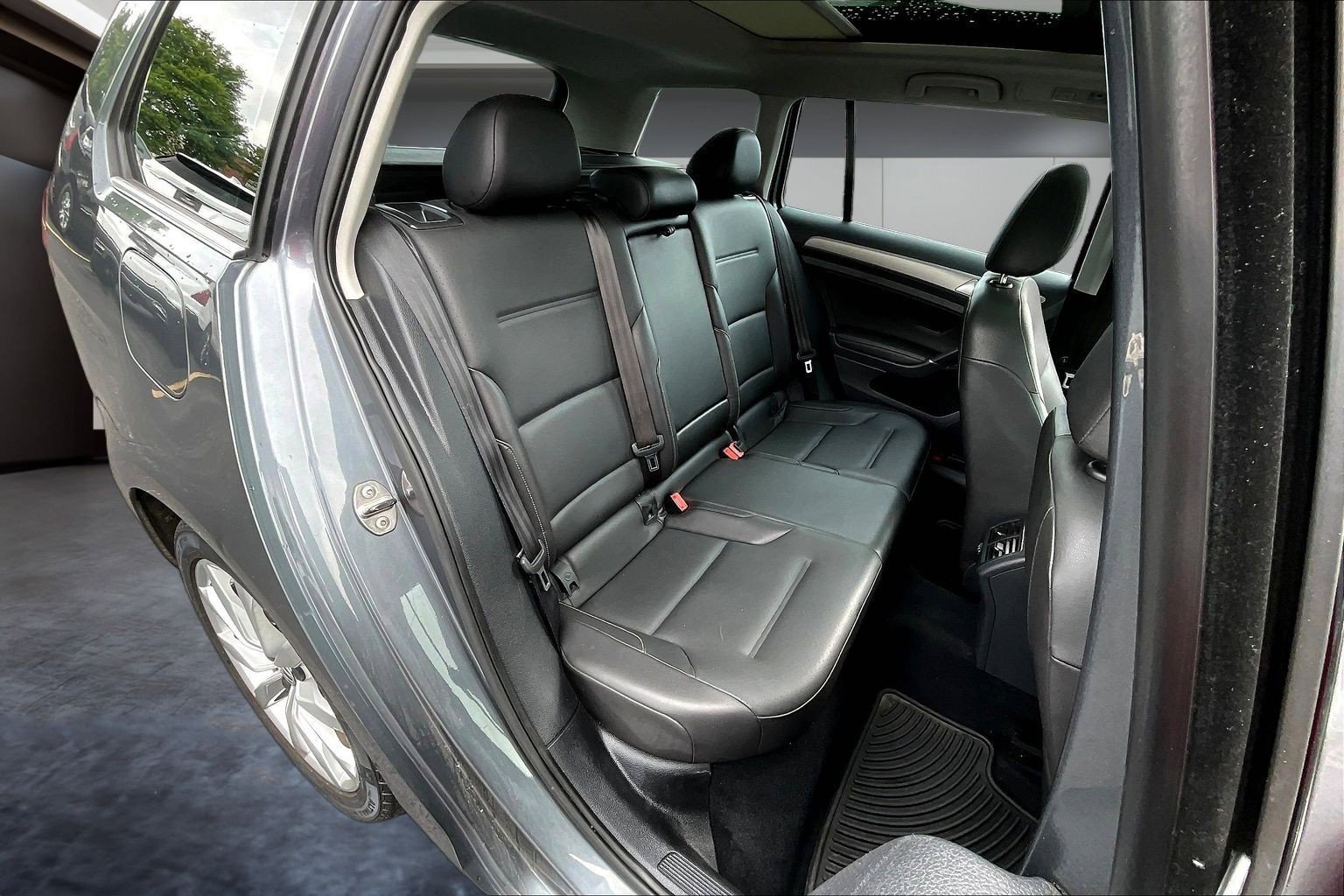 Used 2016 Volkswagen Golf SportWagen FWD image 25