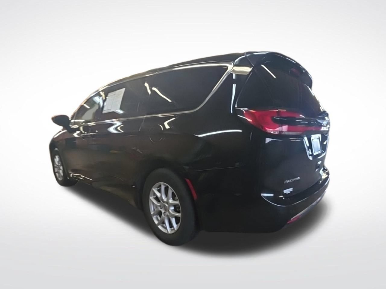 Used 2024 Chrysler Pacifica Touring-L FWD image 5