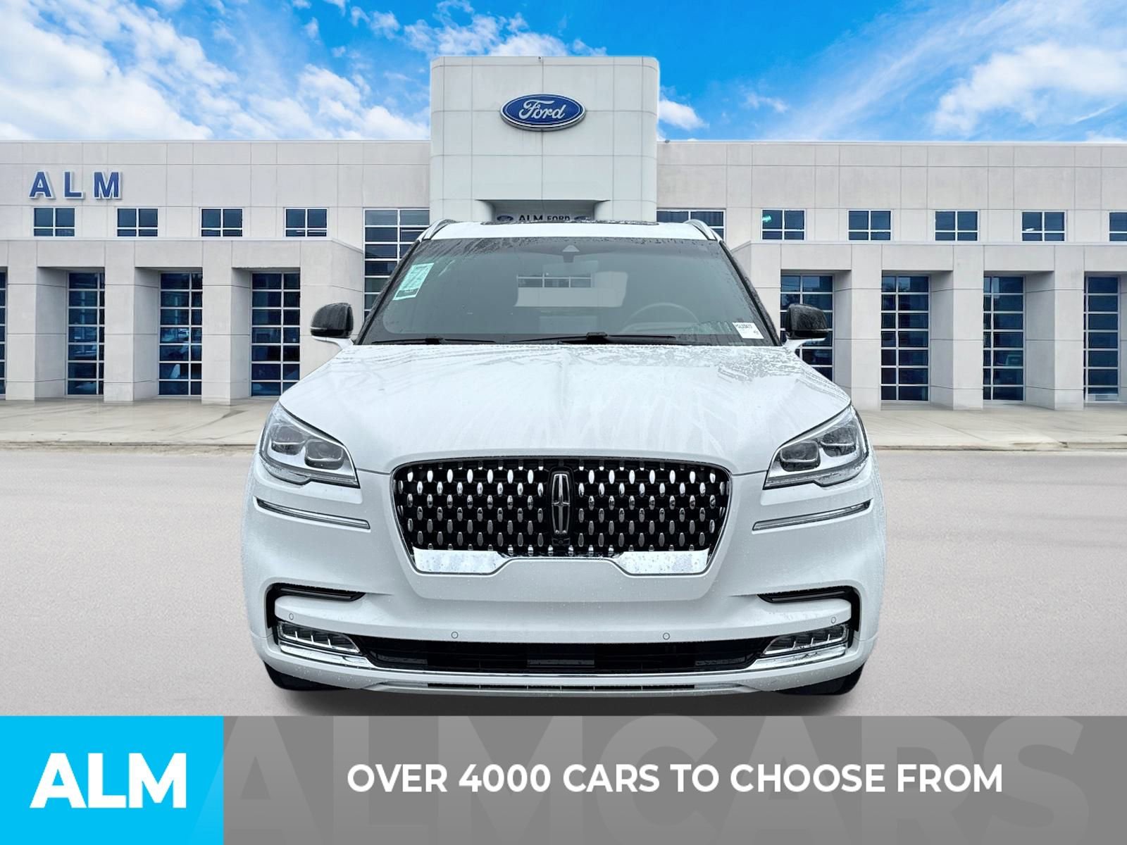 Used 2023 Lincoln Aviator Black Label w/ Class IV Trailer Tow Package image 2