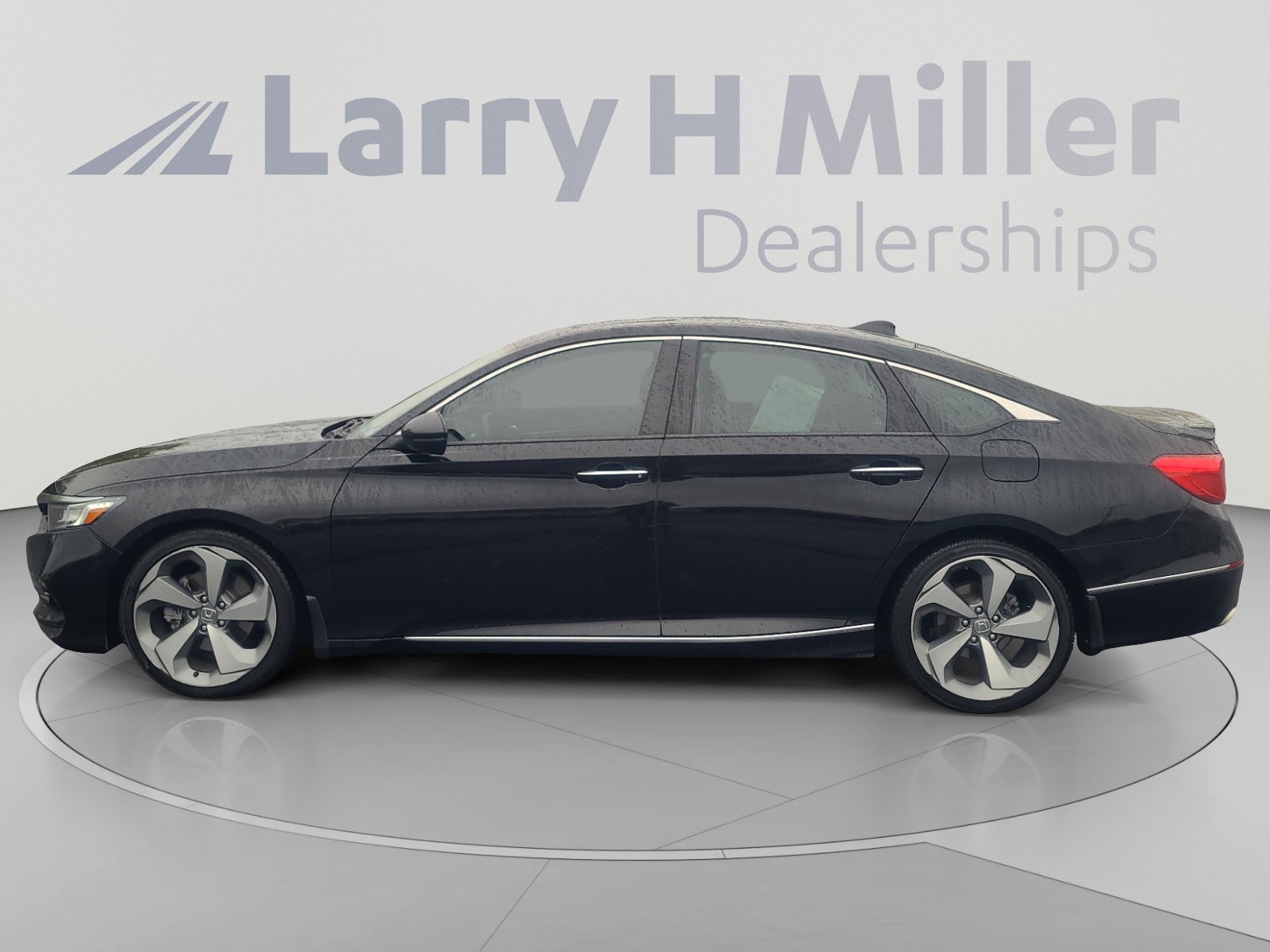 Used 2019 Honda Accord Touring image 2