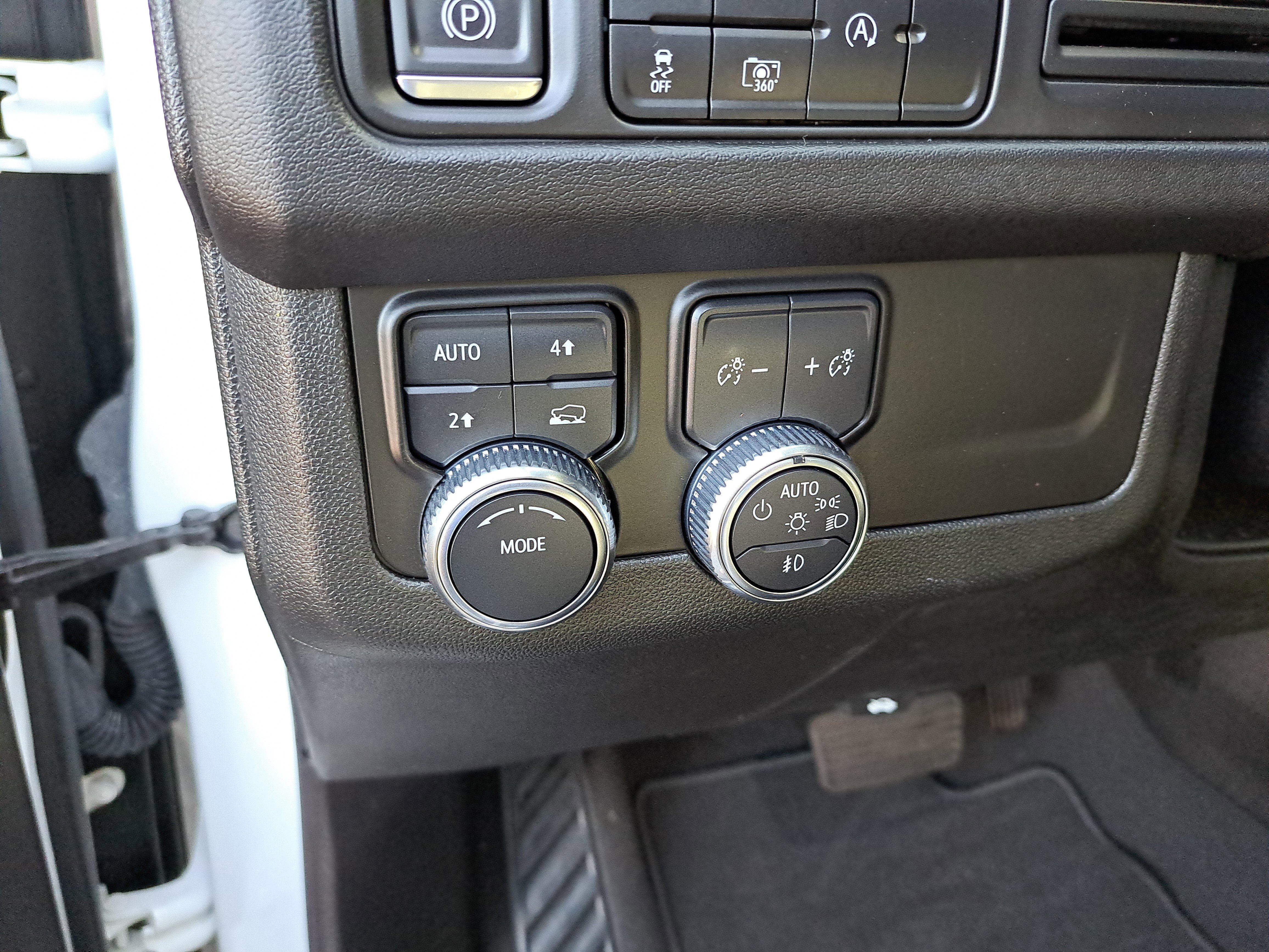 Used 2023 GMC Yukon SLT w/ SLT Premium Package image 16