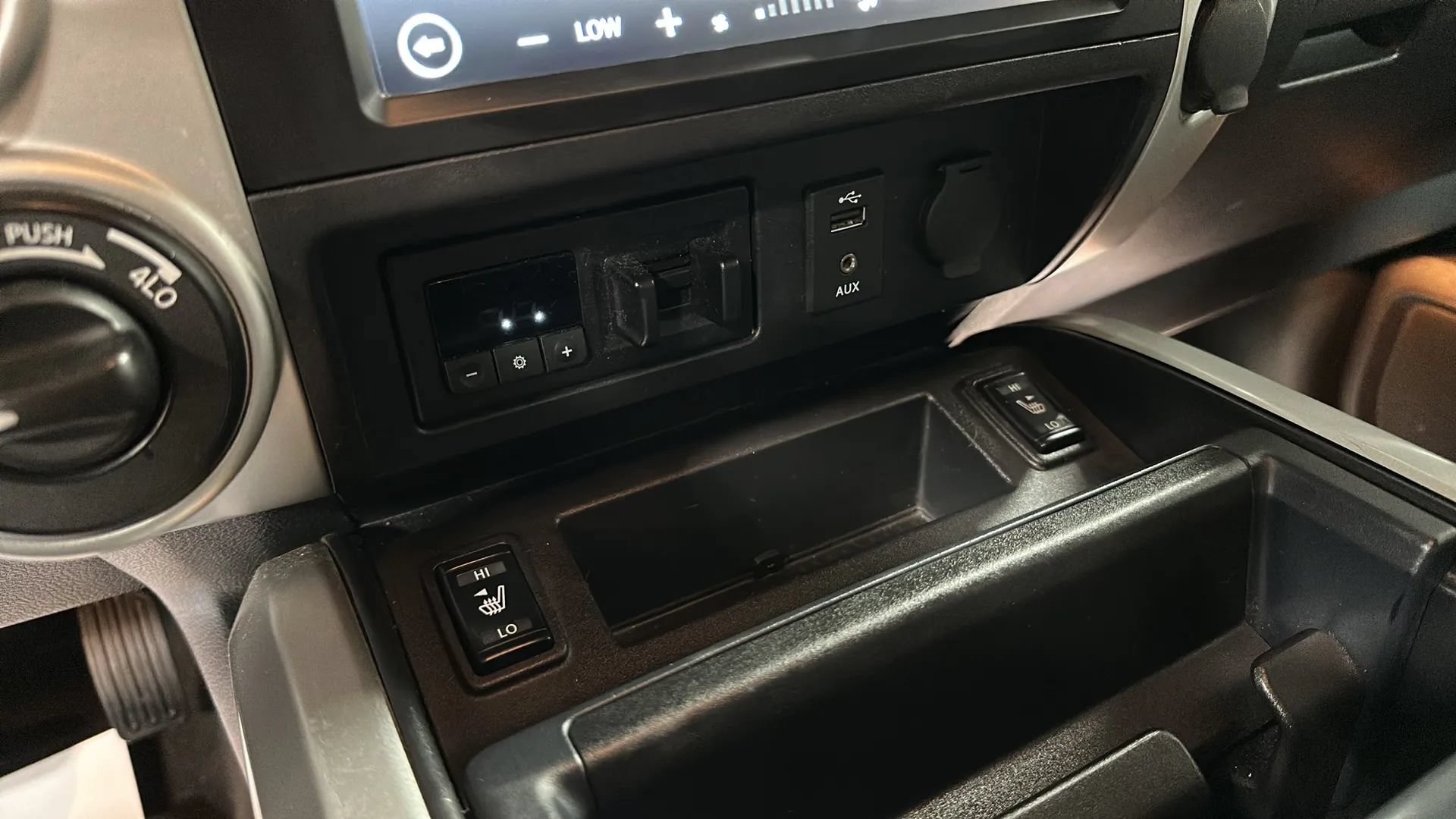 Used 2016 Nissan Titan SL AWD/4WD image 23