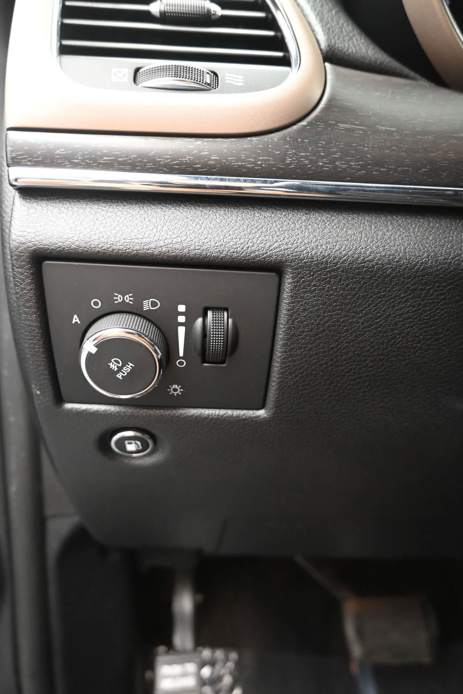Used 2016 Jeep Grand Cherokee Limited AWD/4WD image 19