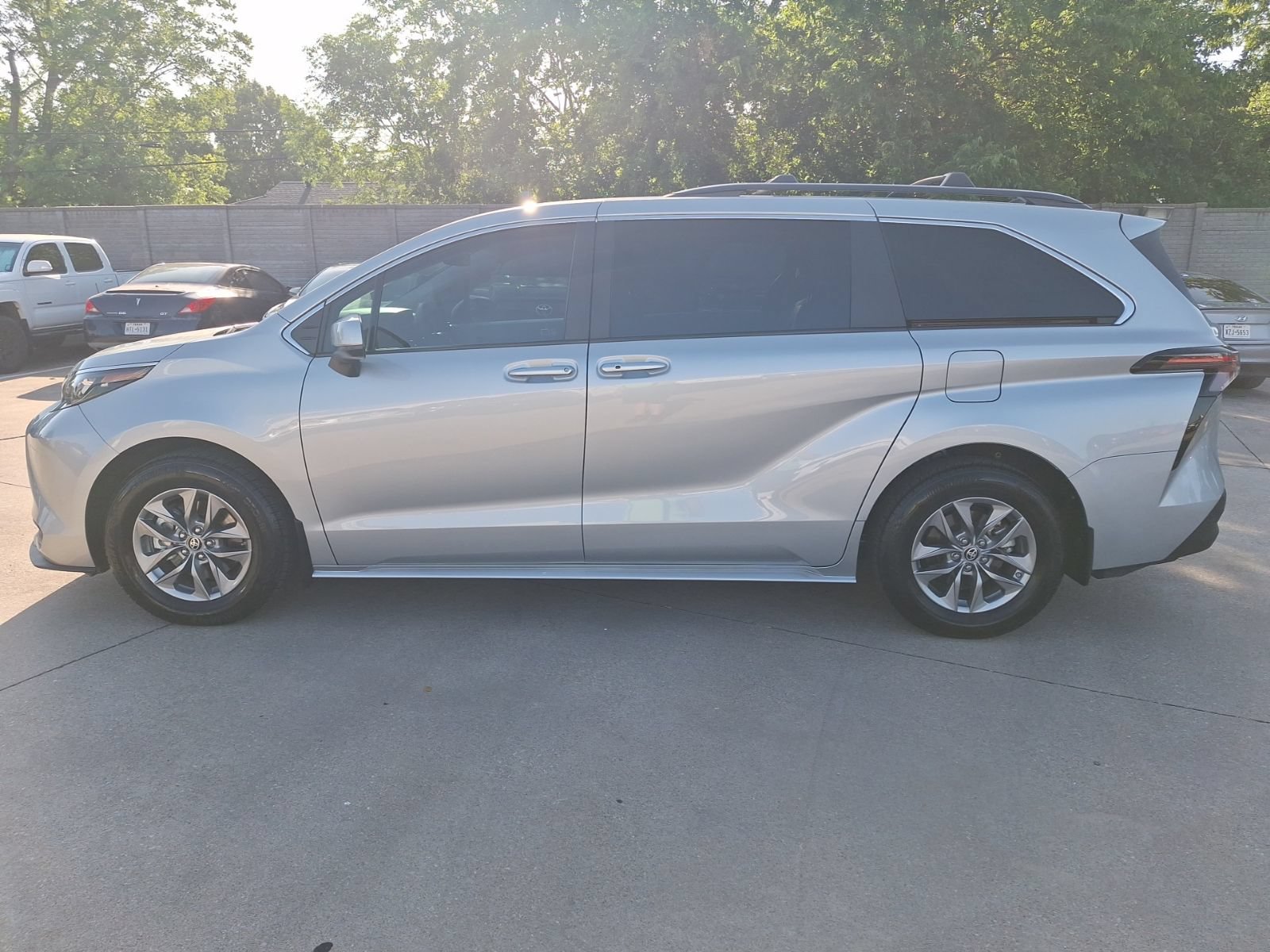 Used 2024 Toyota Sienna LE FWD image 3