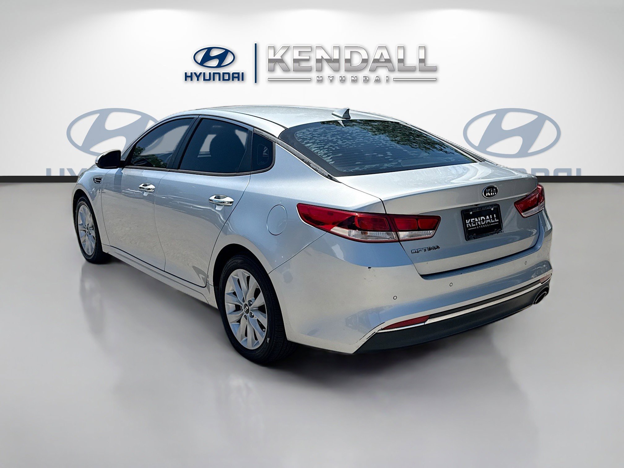 Used 2018 Kia Optima LX w/ 17" Alloy Wheels Package FWD image 4
