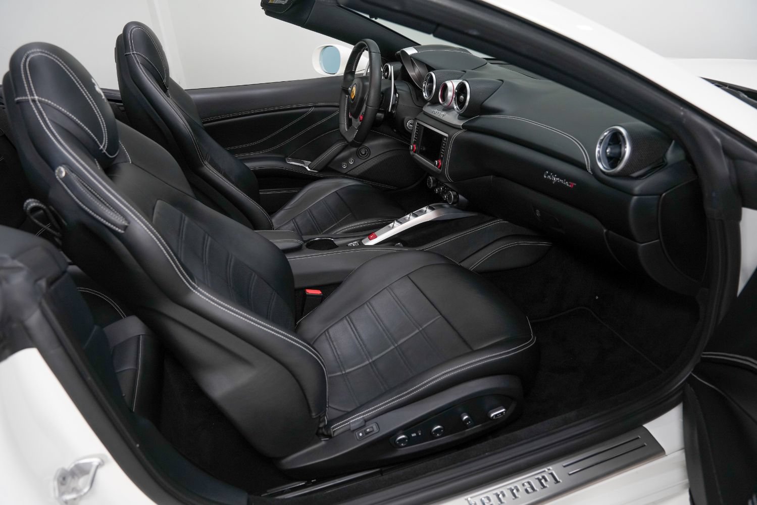 Used 2016 Ferrari California T RWD image 2