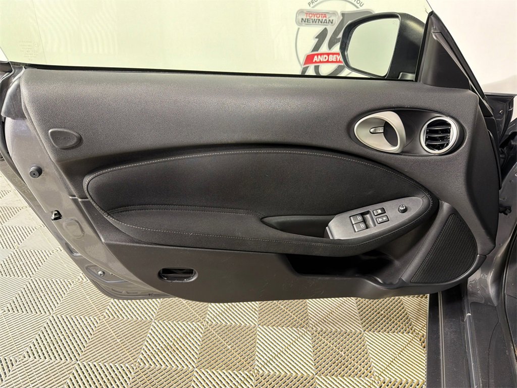 Used 2017 Nissan 370Z Roadster image 10