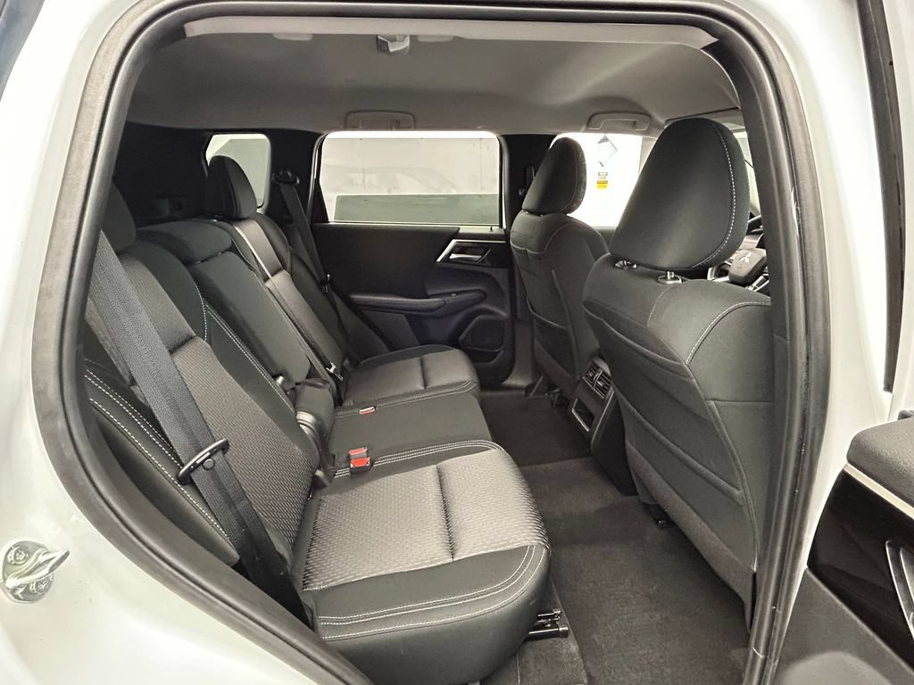 Used 2024 Mitsubishi Outlander ES FWD image 11