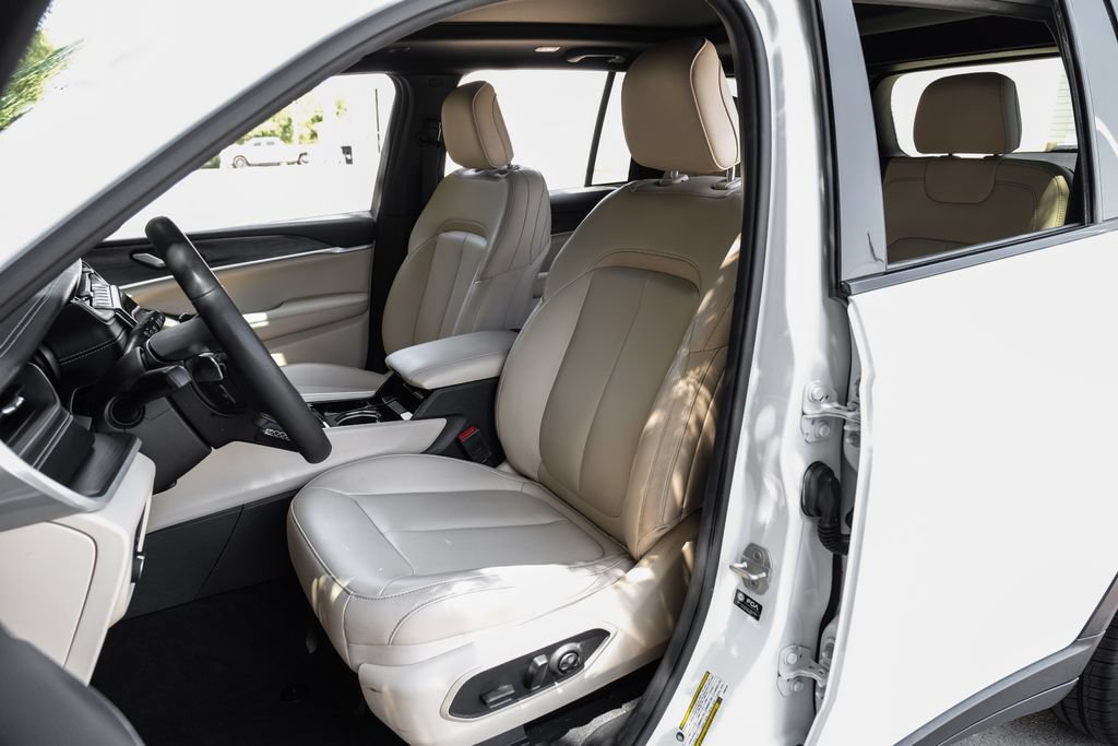 Used 2023 Jeep Grand Cherokee Limited RWD image 8