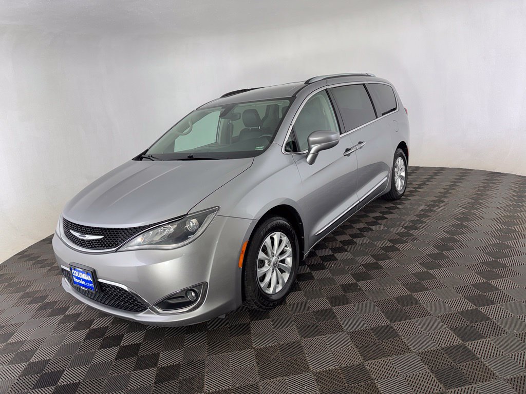Used 2018 Chrysler Pacifica Touring-L FWD image 3