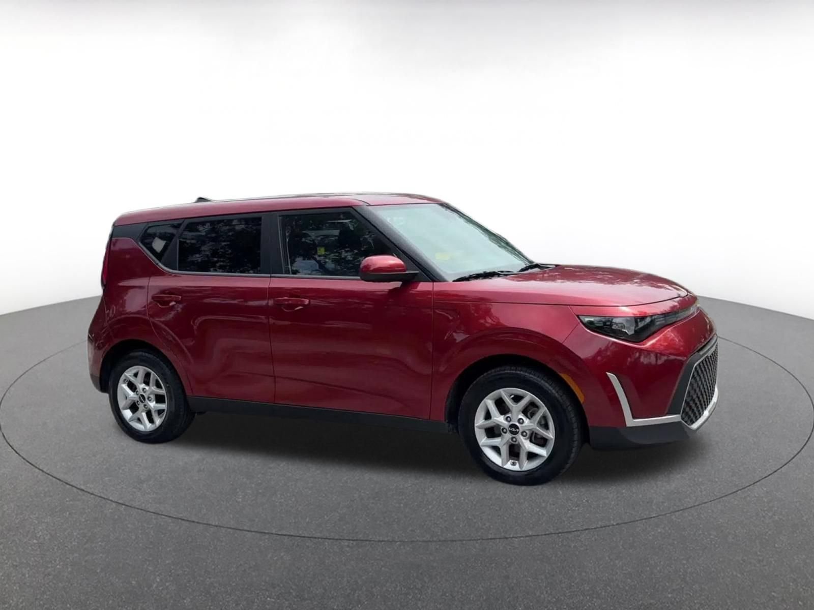 Used 2025 Kia Soul LX w/ LX Technology Package FWD image 2