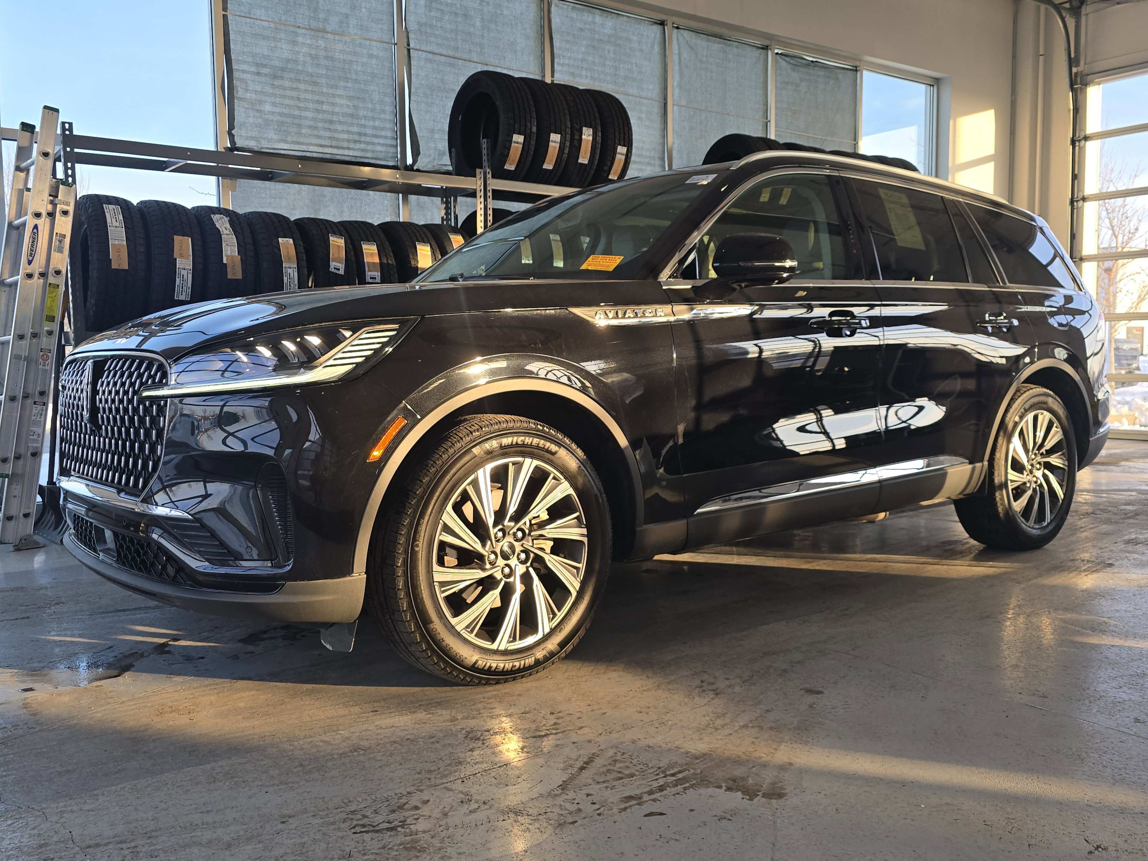 Used 2025 Lincoln Aviator AWD image 4
