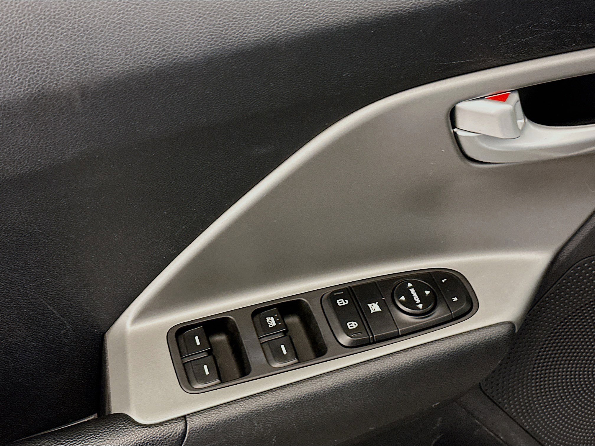 Used 2018 Kia Niro LX image 15