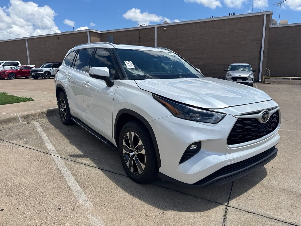 Used 2022 Toyota Highlander XLE FWD image 3