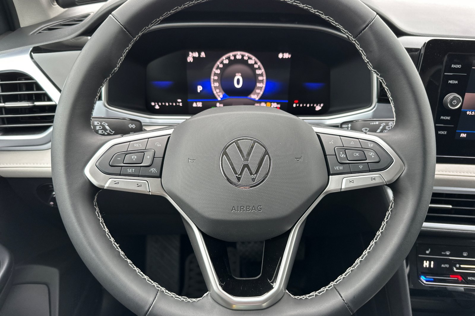 Used 2025 Volkswagen Taos SE AWD/4WD image 22