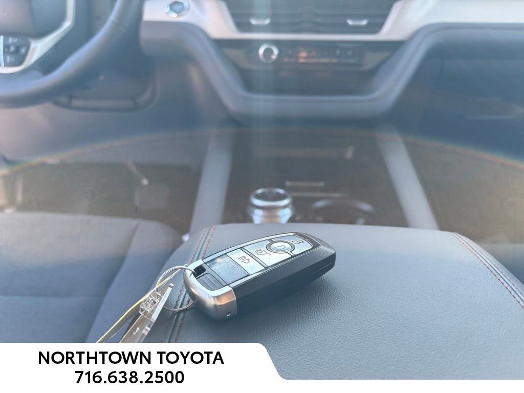 Used 2025 Ford Explorer Active image 30