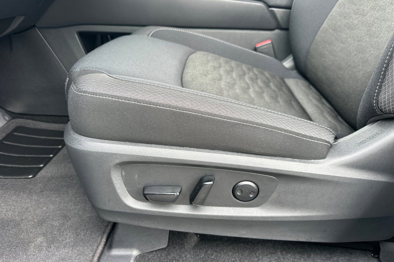 Certified 2025 Nissan Pathfinder SV image 14