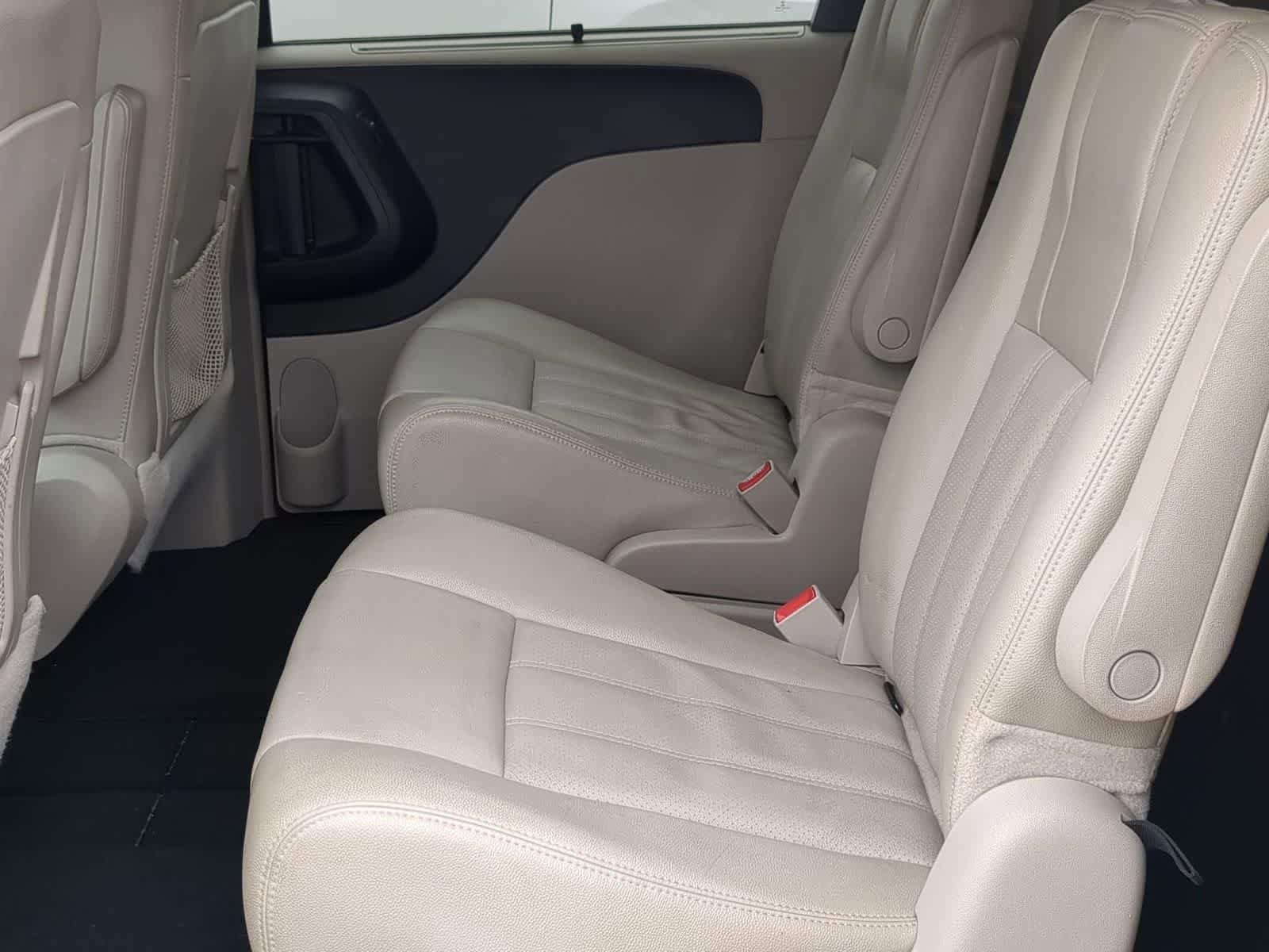 Used 2013 Chrysler Town & Country Touring-L FWD image 19