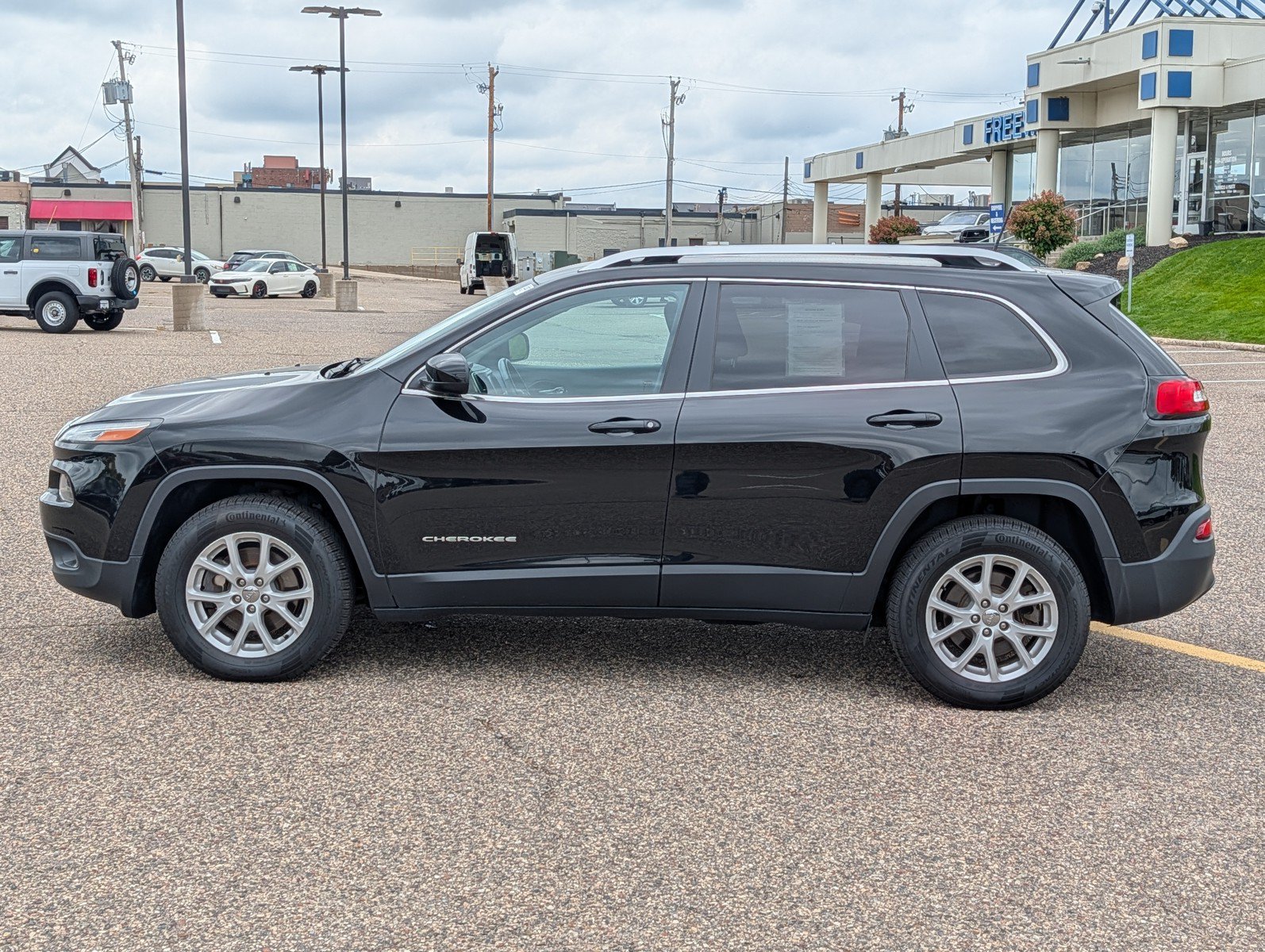 Used 2017 Jeep Cherokee Latitude w/ Cold Weather Group AWD/4WD image 2
