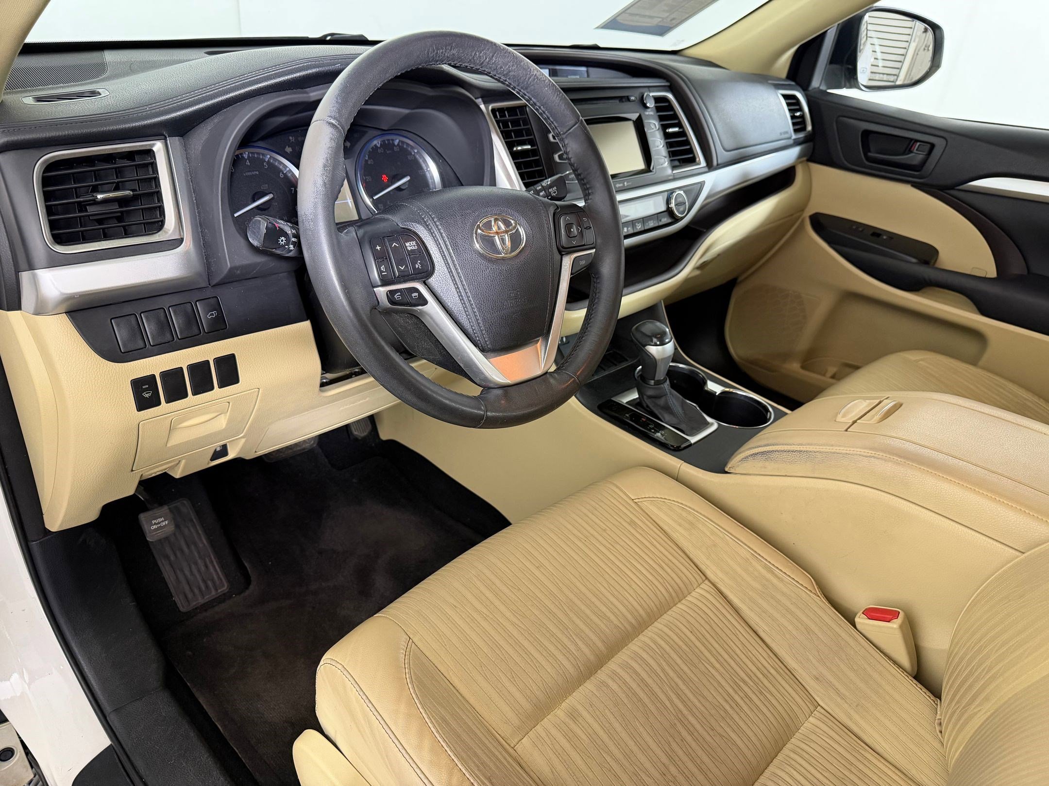 Used 2015 Toyota Highlander Plus FWD image 3